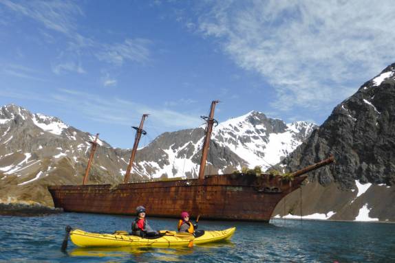 O Greg e a Anna em seu caiaque em Ocean Harbour, na Geórgia do Sul